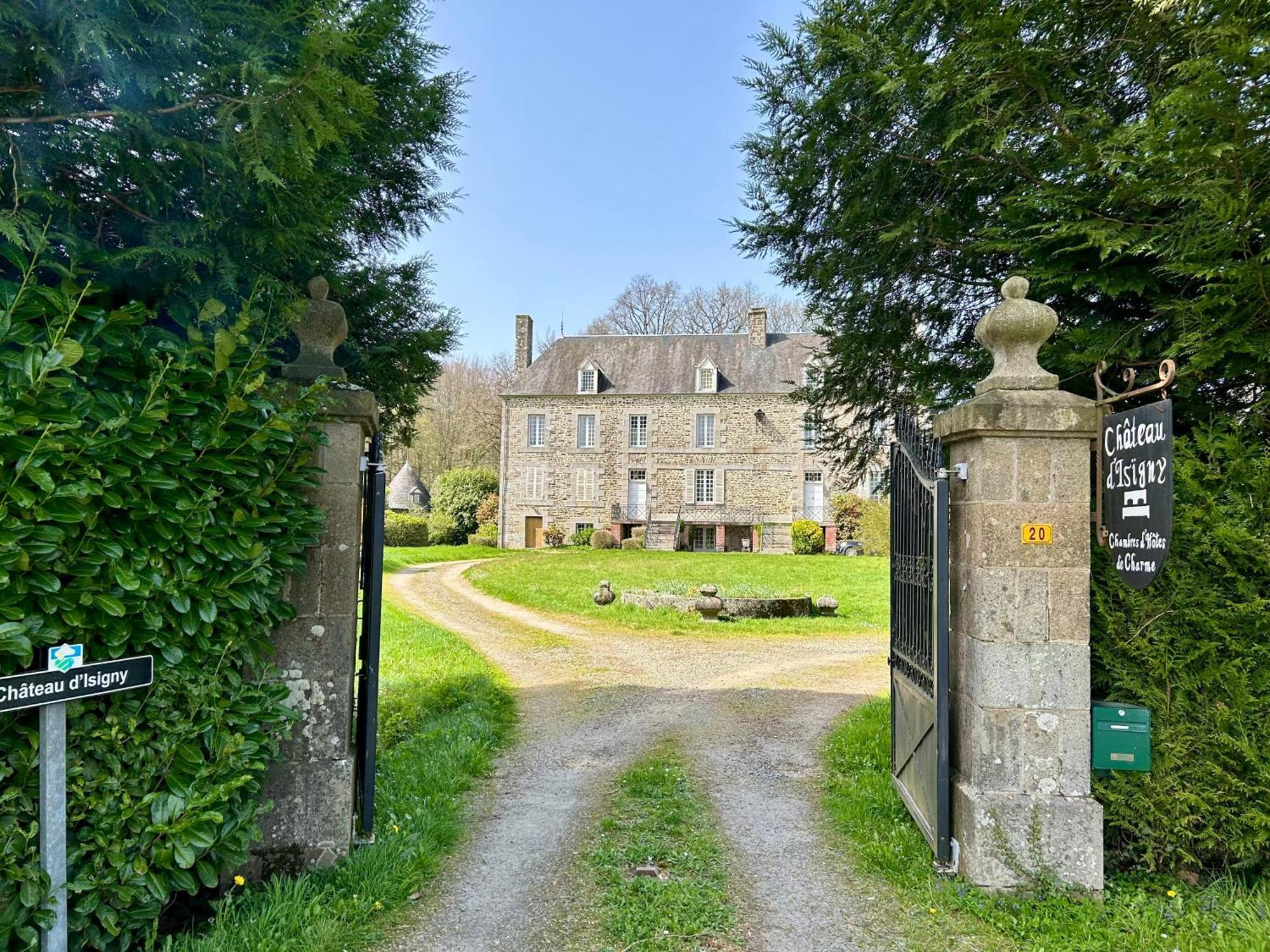 Chateau Isigny, Le Plus Petit Et Le Plus Secret Des Chateaux De Charme Isigny-le-Buat Exterior foto